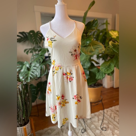 NWOT Spring Floral Dress 🪩 - Picture 4 of 7